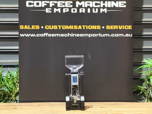 Eureka Mignon Specialita 55 Commercial Coffee Grinder in Black — a compact, whisper-quiet professional coffee grinder handcrafted in Florence, Italy, and purpose-built for home baristas and espresso aficionados who demand café-grade consistency in every single dose. With 55mm flat steel burrs, stepless micrometric adjustment, and digital timed dosing, the Specialita 55 delivers the grind consistency and speed found in a commercial café — in a compact, whisper-quiet package that fits perfectly on any home.