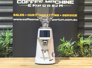  Fiorenzato F83 E Pro Sense Commercial Espresso Grinder in White - a powerhouse, grind-by-weight espresso grinder purpose-built for medium- to high-volume cafés, specialty coffee bars, and professional baristas who refuse to compromise on speed, precision, or consistency. Equipped with large 83mm flat burrs and a powerful 650-watt motor, the F83 E Pro Sense delivers fast, uniform grinding that holds up effortlessly even during the most demanding peak service hours. Its proprietary Sense Technology automatic